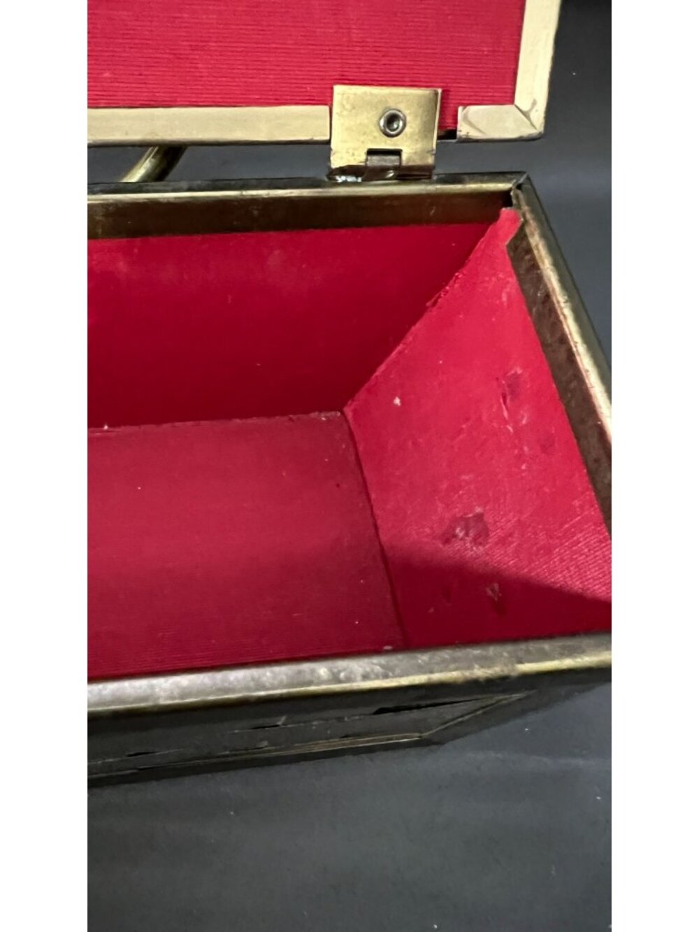 Woven Brass Metallic Box Purse With Red Lined Interior & Handle - Picture 4 of 11